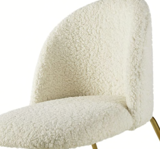 Chaise Laquiaca pieds dorés bouclette blanche