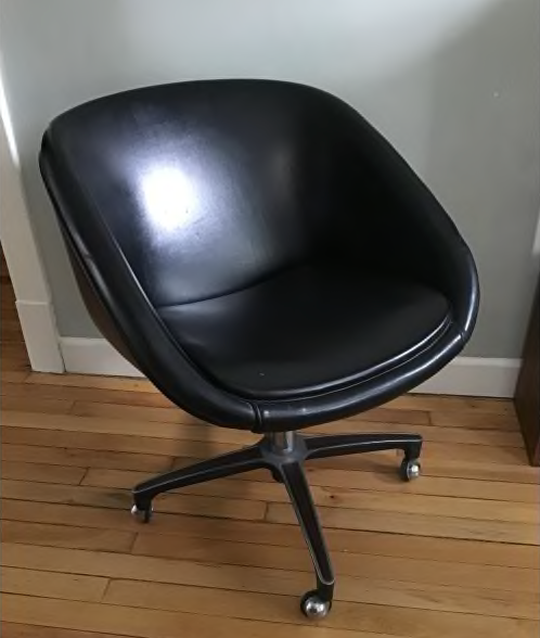 US - Chaise pivotante Travertine en cuir synthétique noir