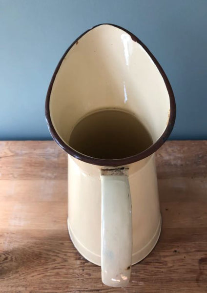 Broc ancien Bolgenach en tole émaillée blanc