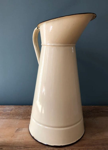 Broc ancien Bolgenach en tole émaillée blanc