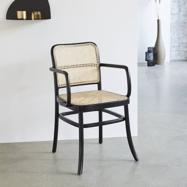 Chaise avec accoudoirs en bois d'acajou noir et cannage naturel JOTTY, noir