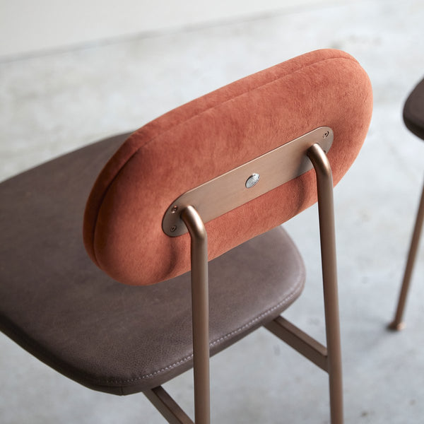 Chaise, NOEIME, en chêne, sienna
