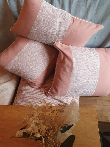 Coussin Cái en coton rose