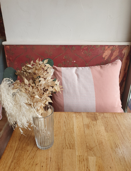 Coussin Cái en coton rose