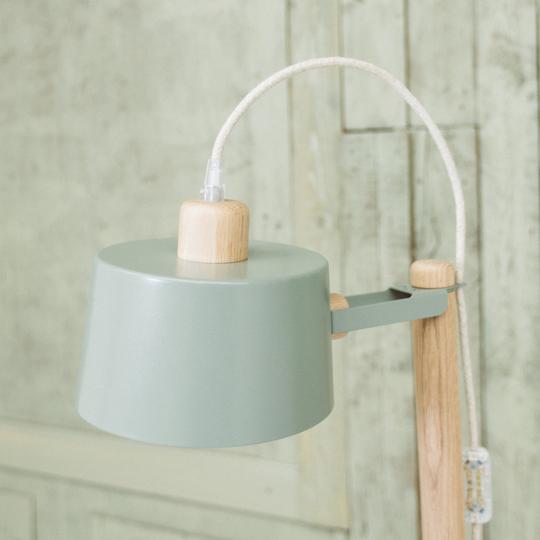 Lampadaire Abùno en chêne et métal