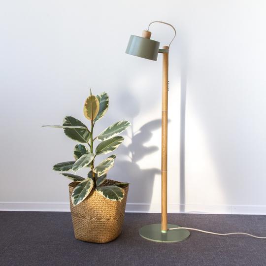 Lampadaire Abùno en chêne et métal