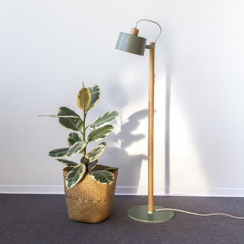 Lampadaire Abùno en chêne et métal