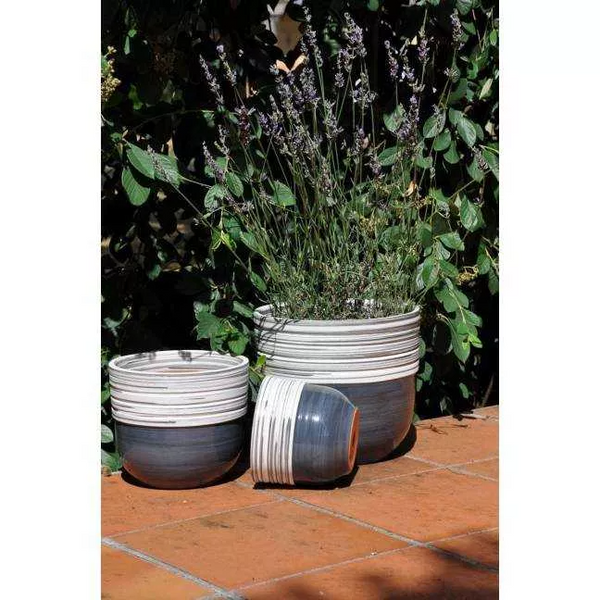 Pot et soucoupe Massaya en bois de Santal nuance de craie